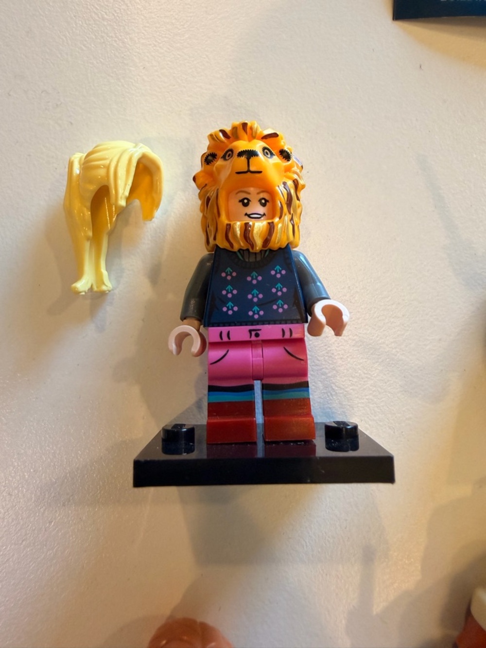 Lina Lovegood LEGO Minifigure with Lion Hat